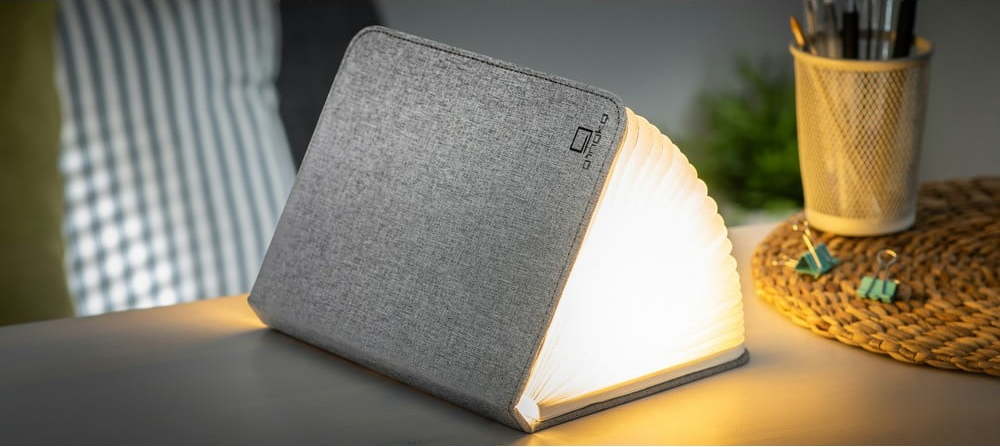 Šedá velká LED stolní lampa ve tvaru knihy Gingko Booklight Gingko