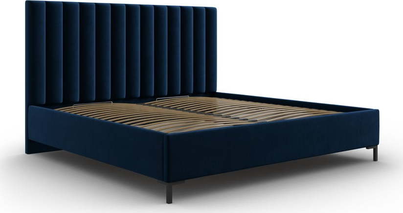 Tmavě modrá čalouněná dvoulůžková postel s úložným prostorem s roštem 140x200 cm Casey – Mazzini Beds Mazzini Beds